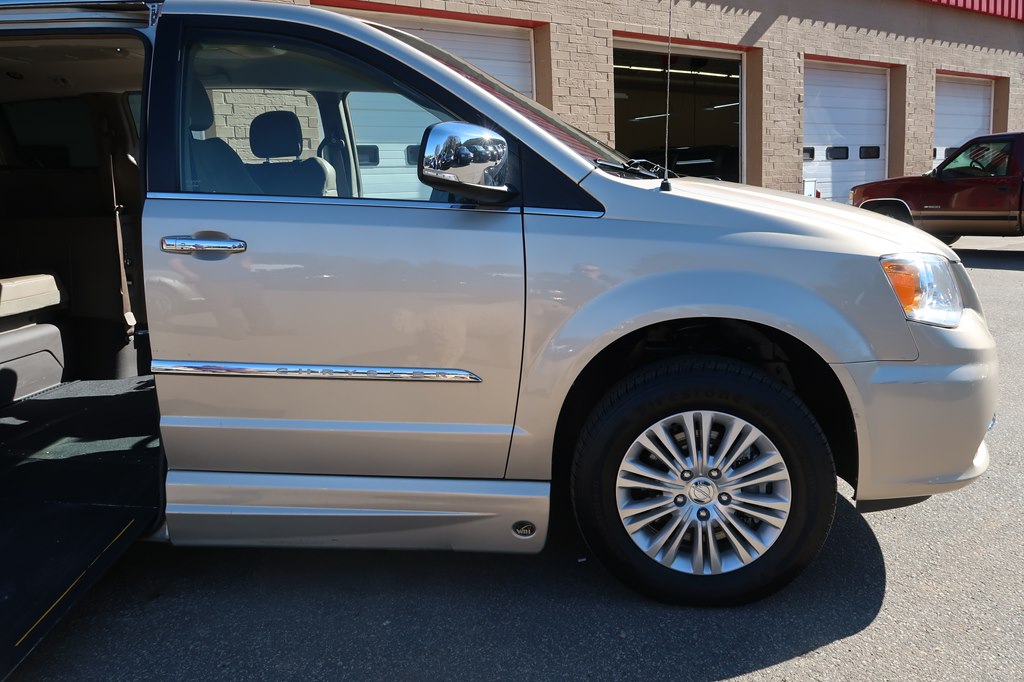 Photo 64 of this CHRYSLER TOWN & COUNTRY