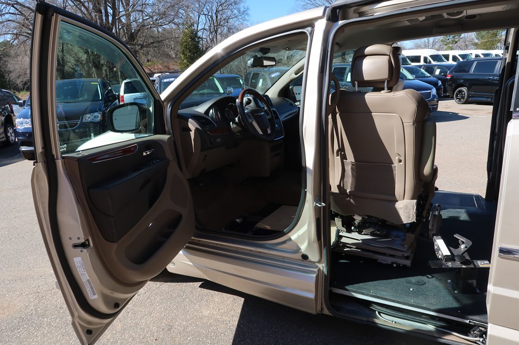 Photo 56 of this CHRYSLER TOWN & COUNTRY