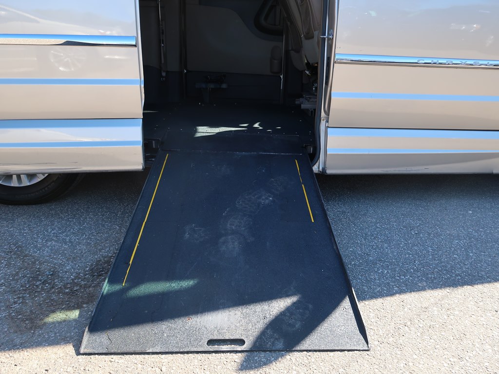 Photo 38 of this CHRYSLER TOWN & COUNTRY