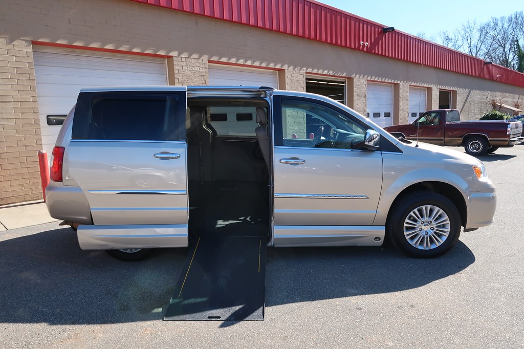 Photo 32 of this CHRYSLER TOWN & COUNTRY
