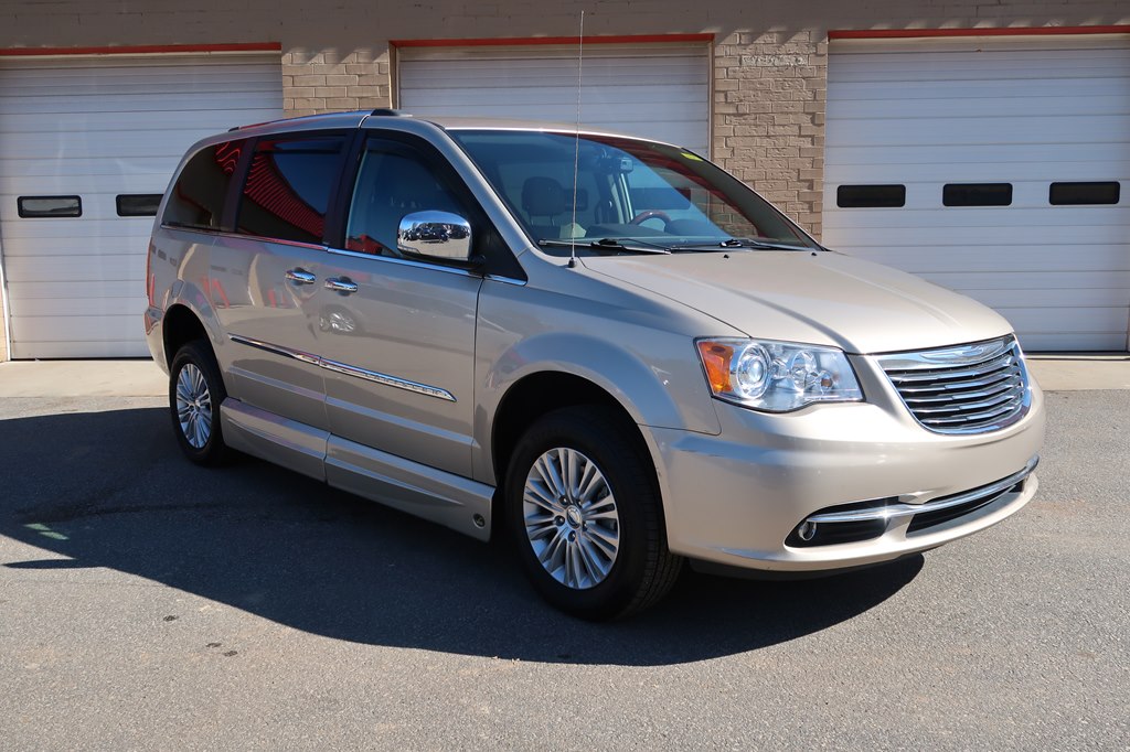 Photo 26 of this CHRYSLER TOWN & COUNTRY