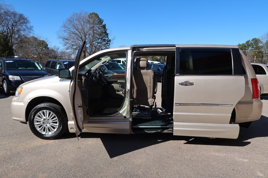 Photo 55 of this CHRYSLER TOWN & COUNTRY