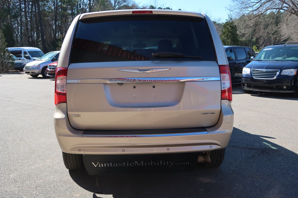 Photo 21 of this CHRYSLER TOWN & COUNTRY