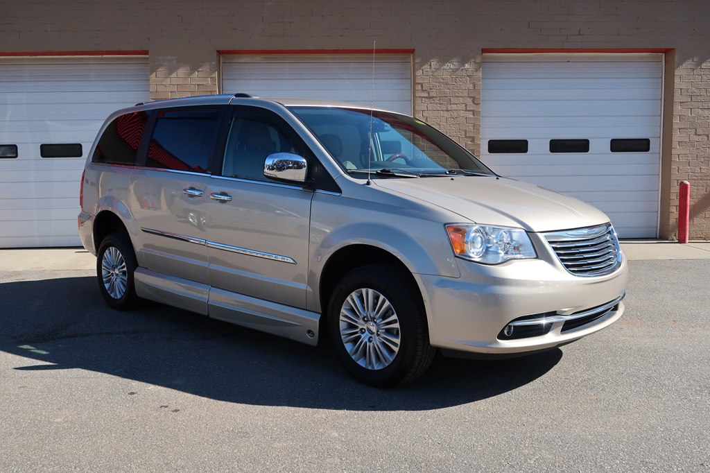 Photo 10 of this CHRYSLER TOWN & COUNTRY