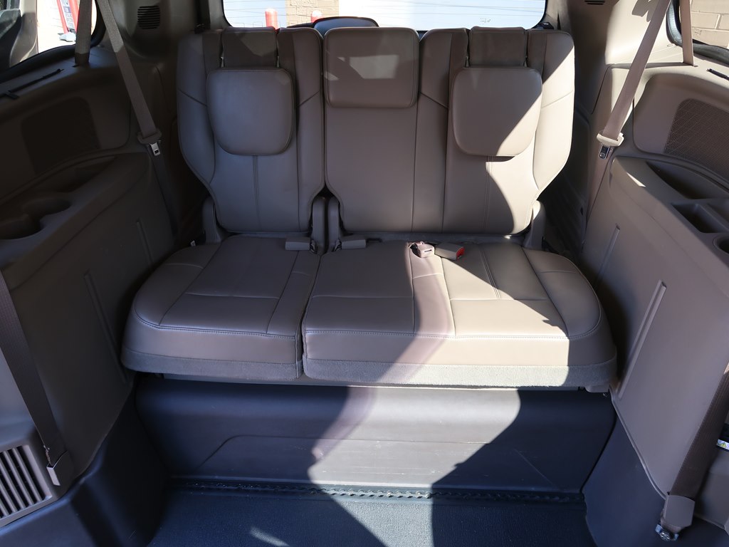 Photo 4 of this CHRYSLER TOWN & COUNTRY