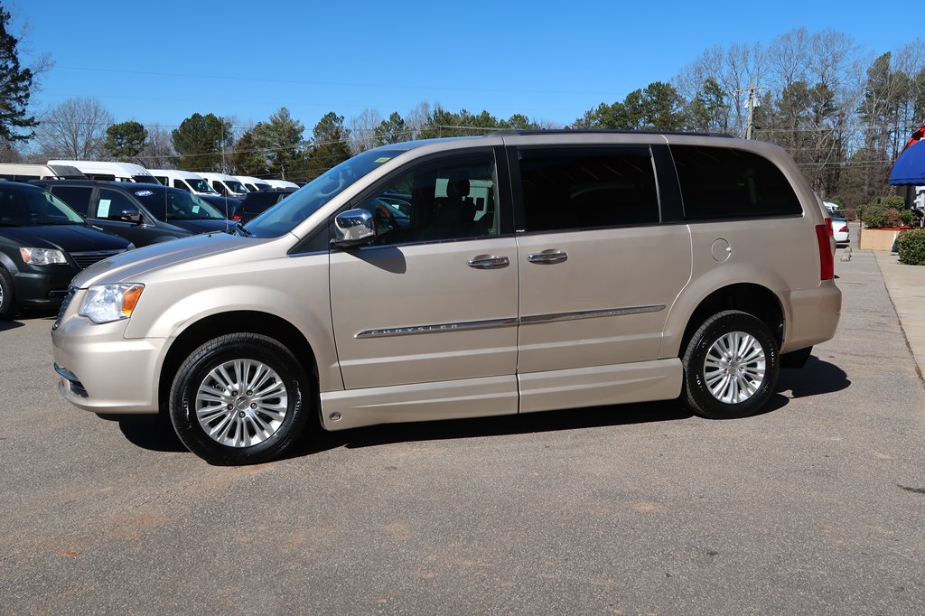 Photo 18 of this CHRYSLER TOWN & COUNTRY