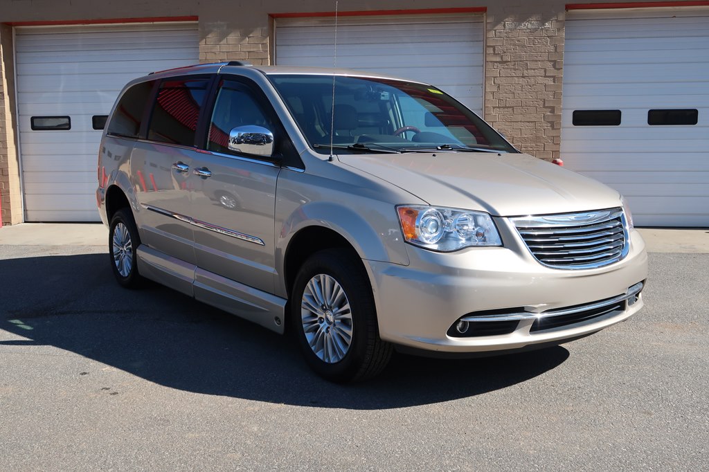 Photo 11 of this CHRYSLER TOWN & COUNTRY