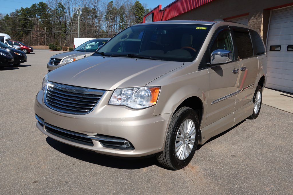 Photo 16 of this CHRYSLER TOWN & COUNTRY