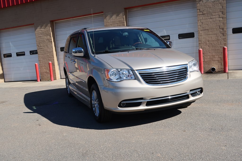 Photo 12 of this CHRYSLER TOWN & COUNTRY