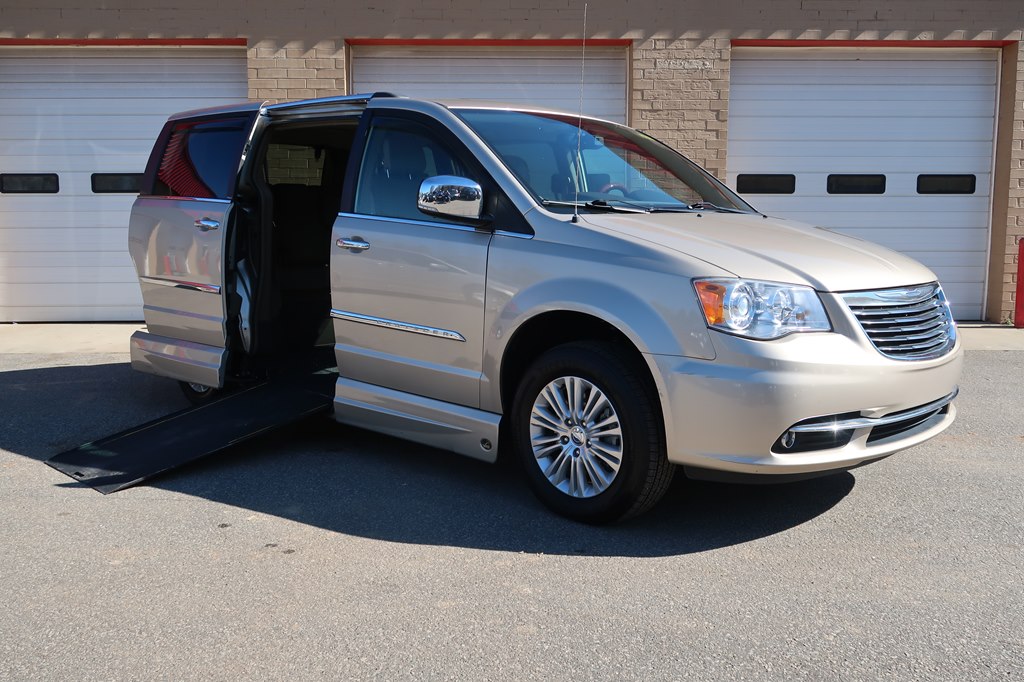 Photo 28 of this CHRYSLER TOWN & COUNTRY