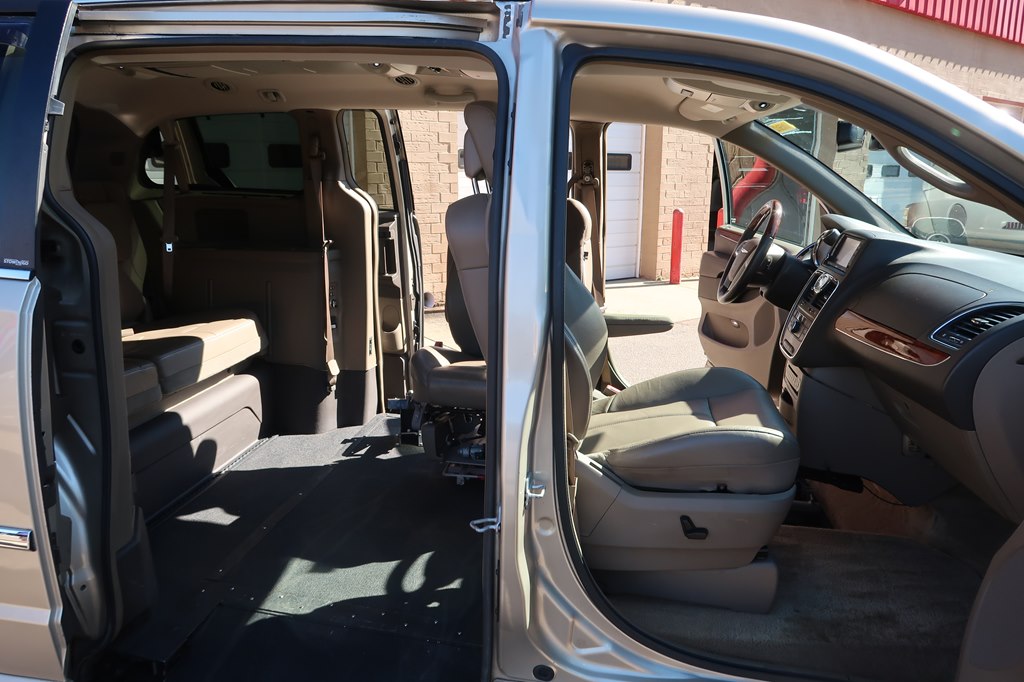 Photo 63 of this CHRYSLER TOWN & COUNTRY