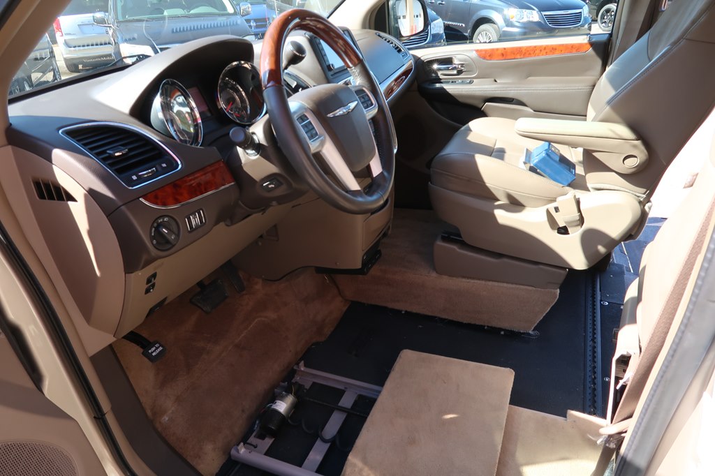 Photo 59 of this CHRYSLER TOWN & COUNTRY