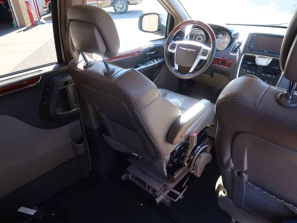 Photo 5 of this CHRYSLER TOWN & COUNTRY