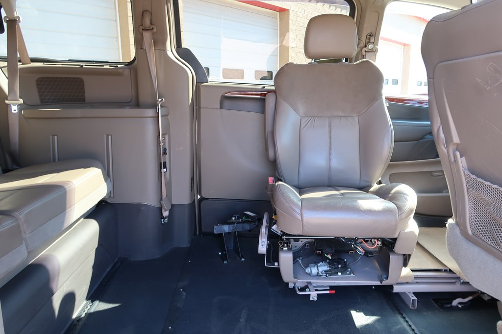 Photo 3 of this CHRYSLER TOWN & COUNTRY
