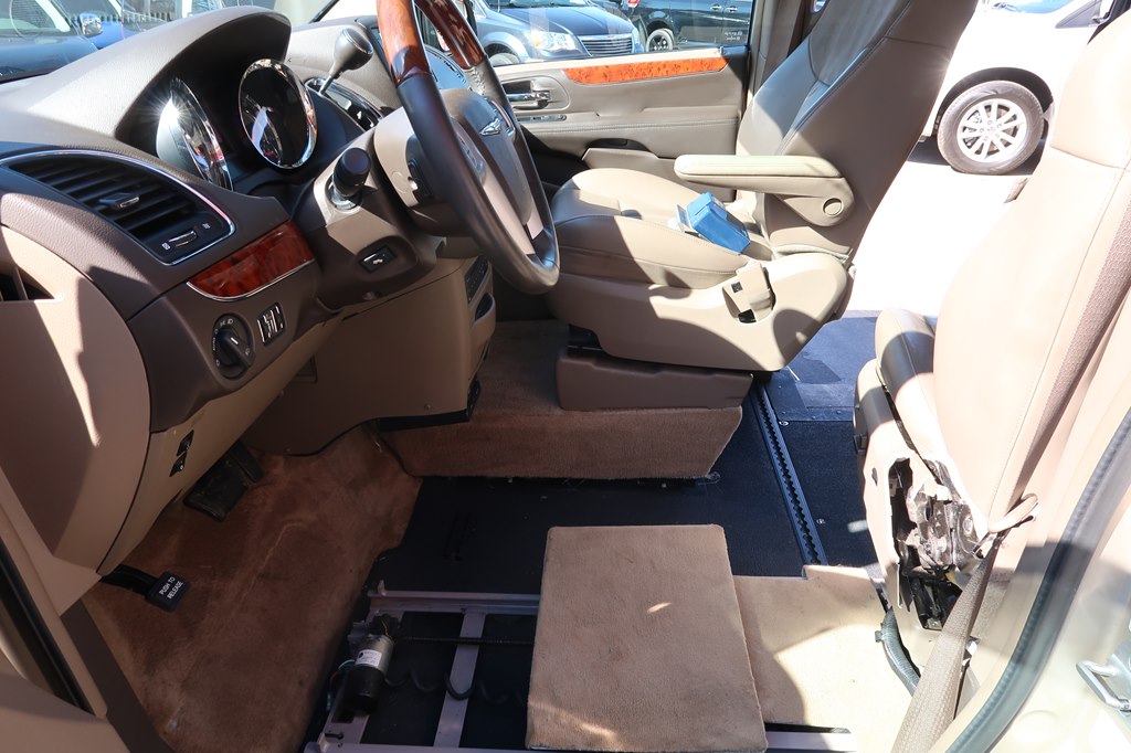 Photo 60 of this CHRYSLER TOWN & COUNTRY