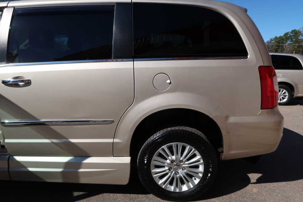 Photo 67 of this CHRYSLER TOWN & COUNTRY