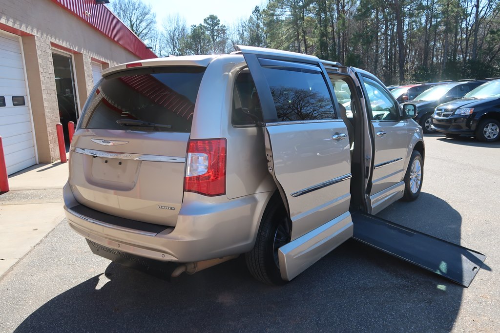 Photo 34 of this CHRYSLER TOWN & COUNTRY