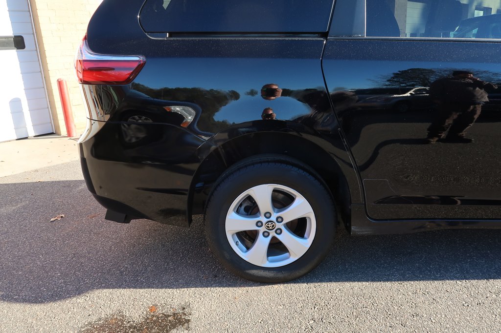 Photo 50 of this TOYOTA SIENNA