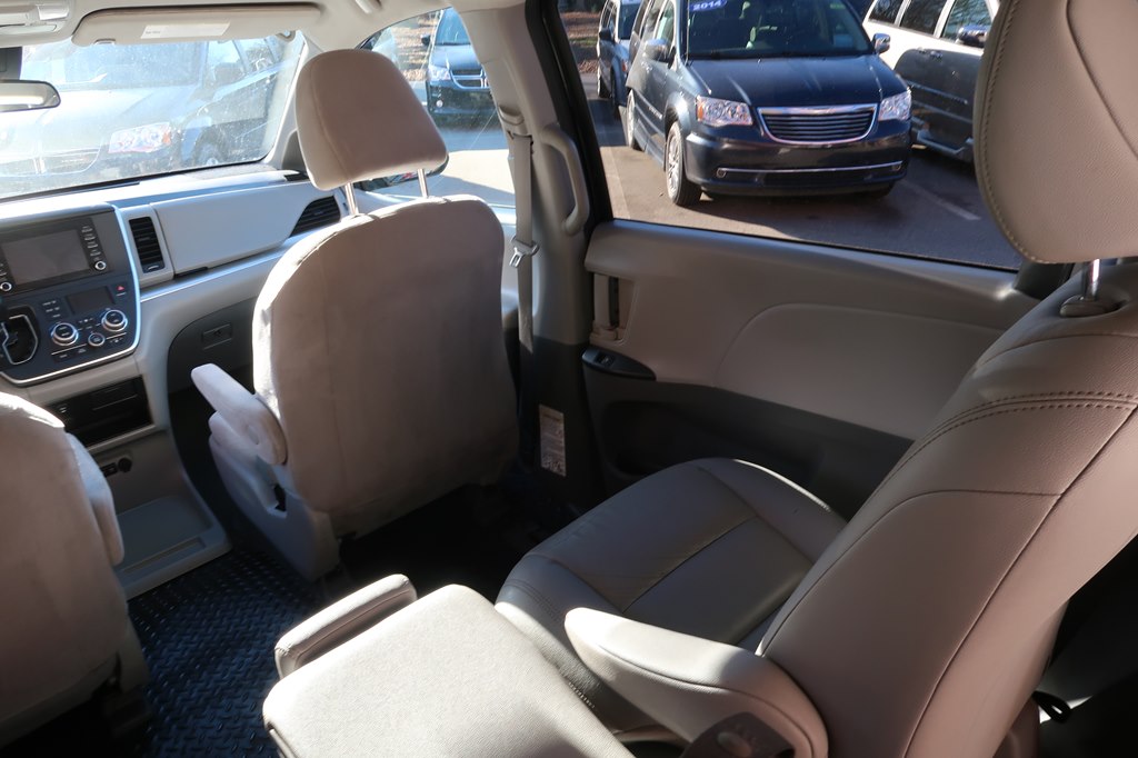 Photo 38 of this TOYOTA SIENNA