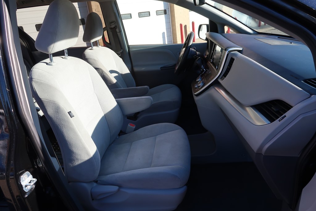 Photo 8 of this TOYOTA SIENNA