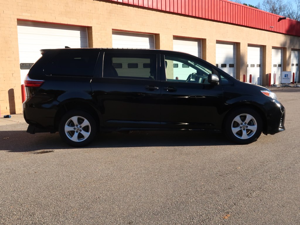 Photo 26 of this TOYOTA SIENNA