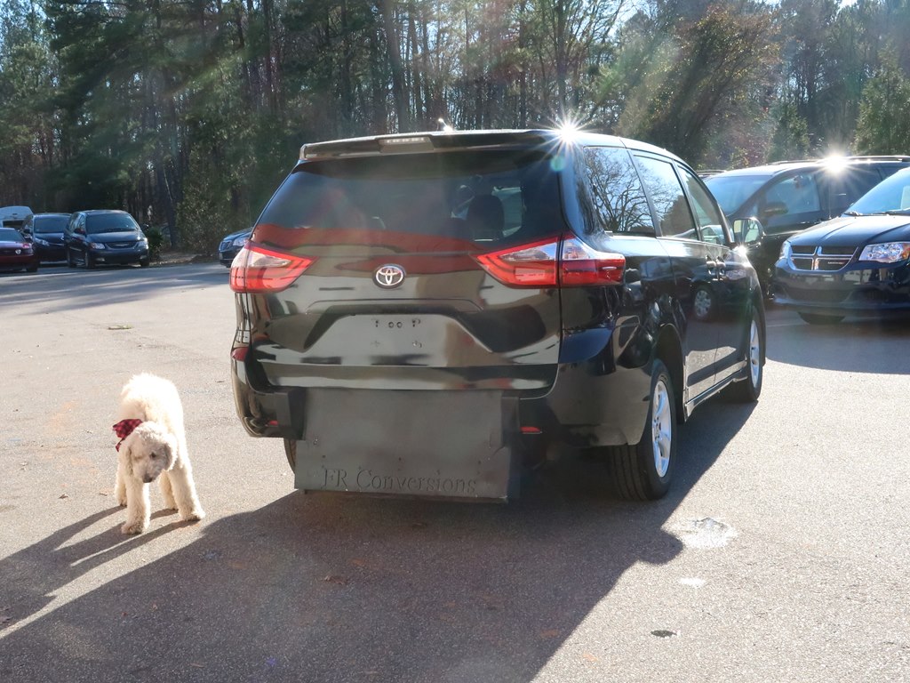 Photo 20 of this TOYOTA SIENNA