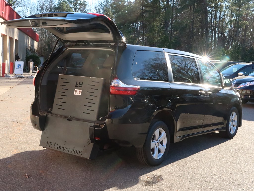Photo 29 of this TOYOTA SIENNA