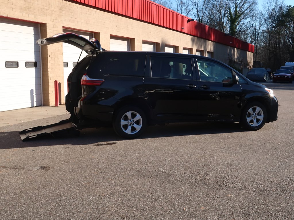 Photo 34 of this TOYOTA SIENNA