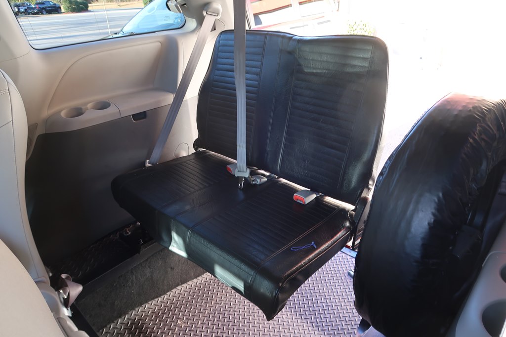 Photo 46 of this TOYOTA SIENNA