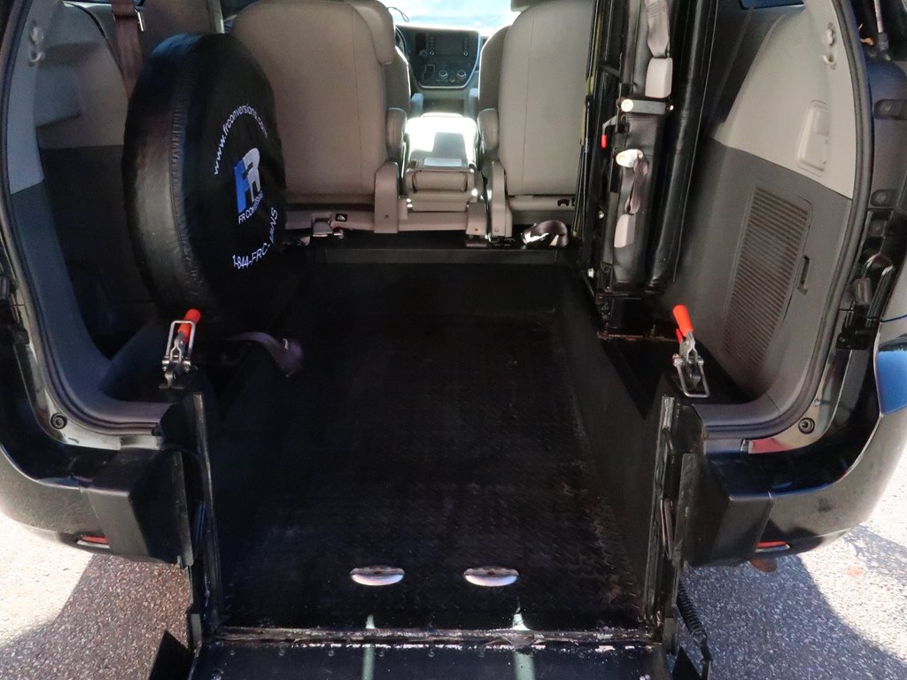 Photo 10 of this TOYOTA SIENNA