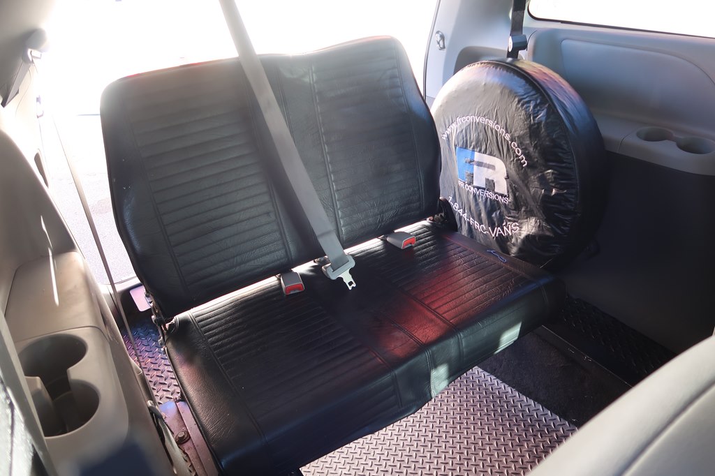 Photo 42 of this TOYOTA SIENNA