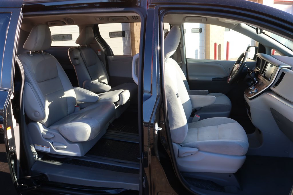 Photo 39 of this TOYOTA SIENNA