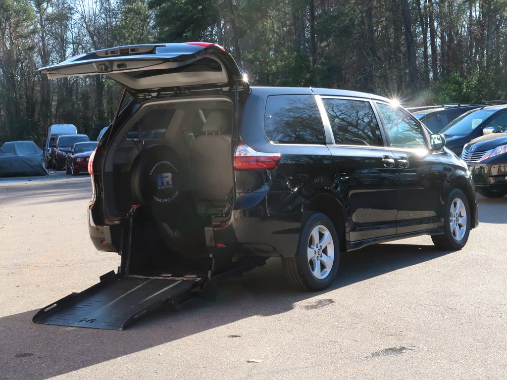Photo 31 of this TOYOTA SIENNA