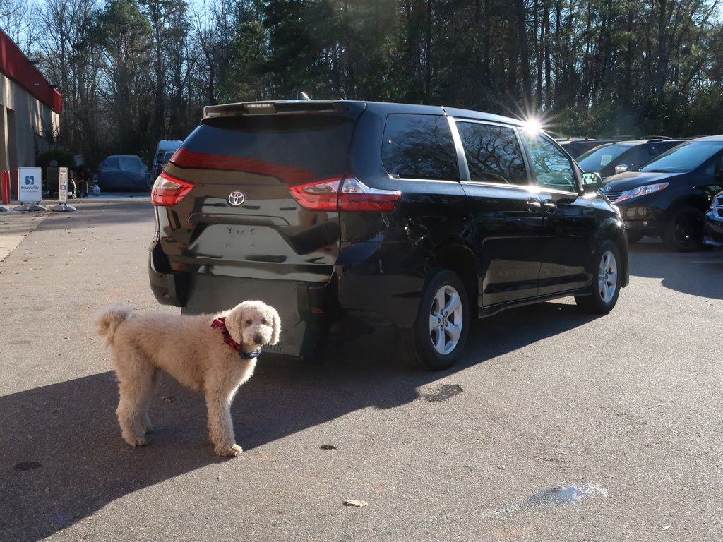 Photo 21 of this TOYOTA SIENNA