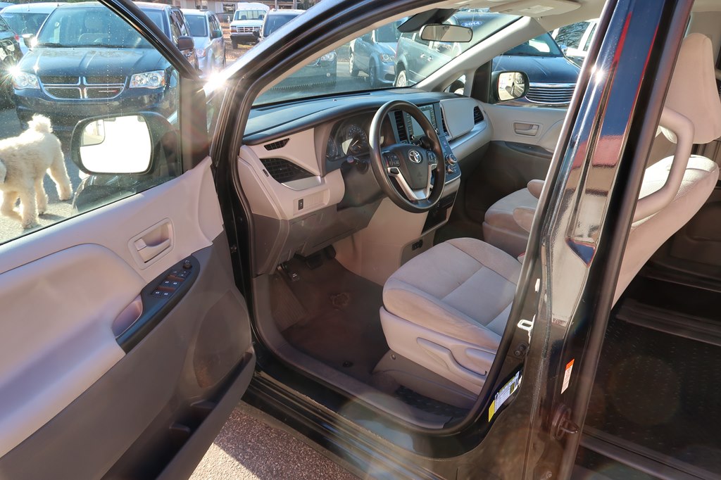 Photo 45 of this TOYOTA SIENNA