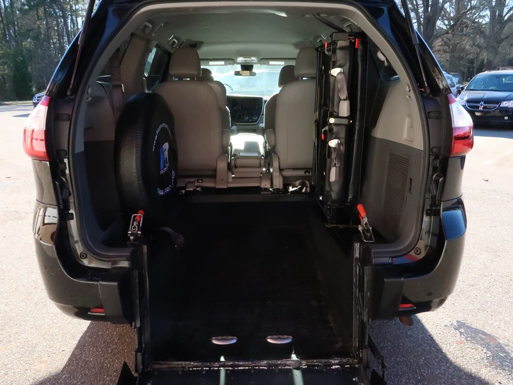 Photo 35 of this TOYOTA SIENNA