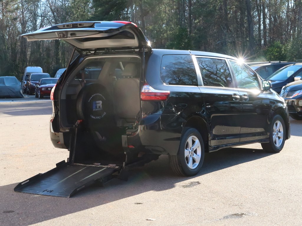 Photo 32 of this TOYOTA SIENNA