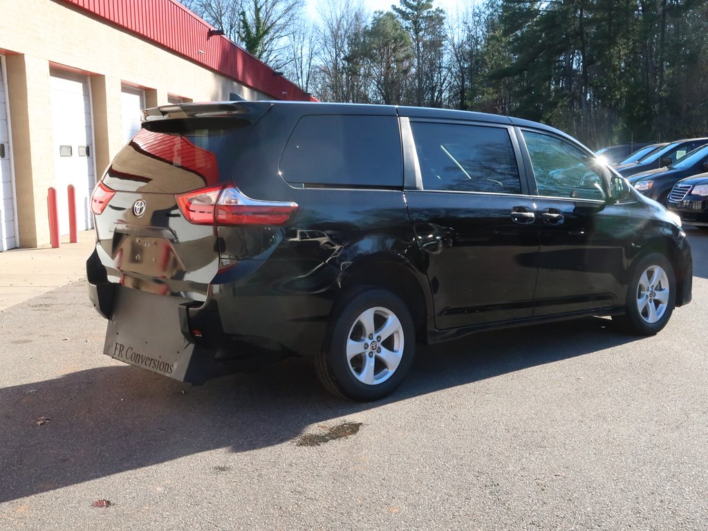 Photo 23 of this TOYOTA SIENNA