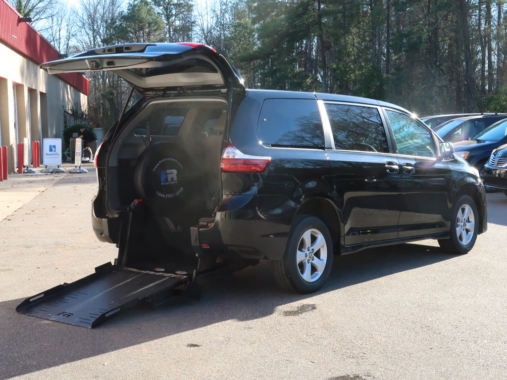 Photo 30 of this TOYOTA SIENNA