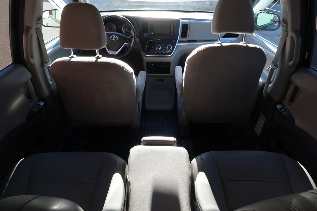 Photo 36 of this TOYOTA SIENNA