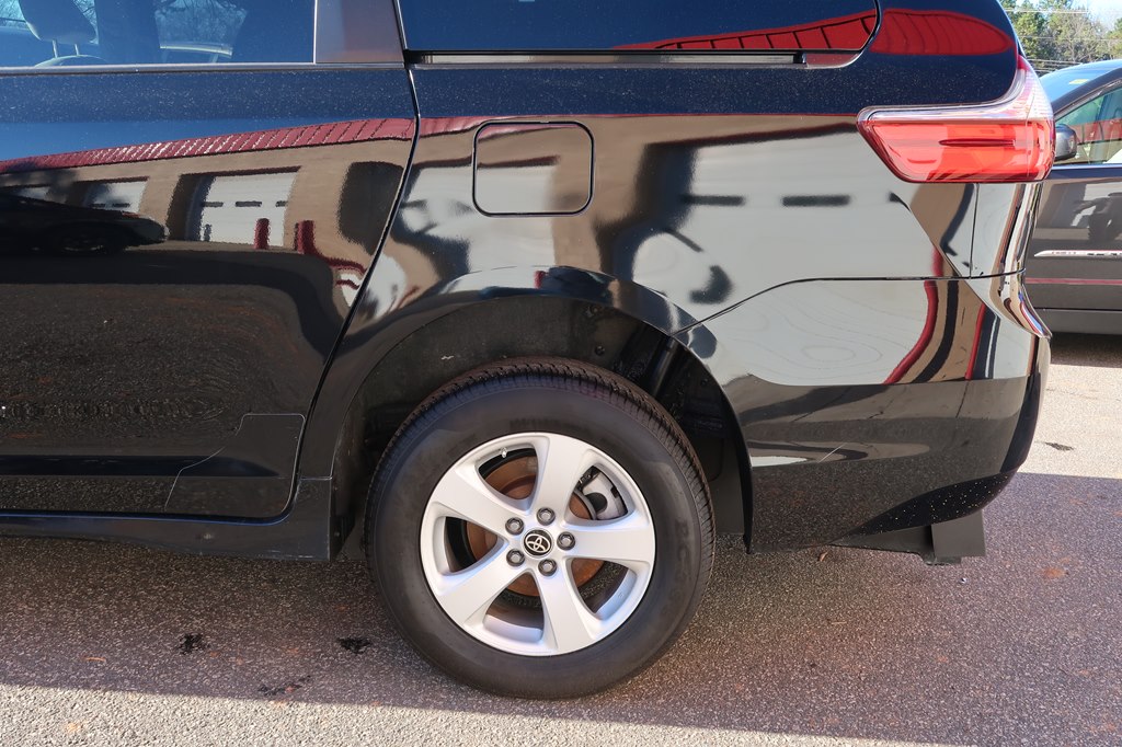 Photo 51 of this TOYOTA SIENNA