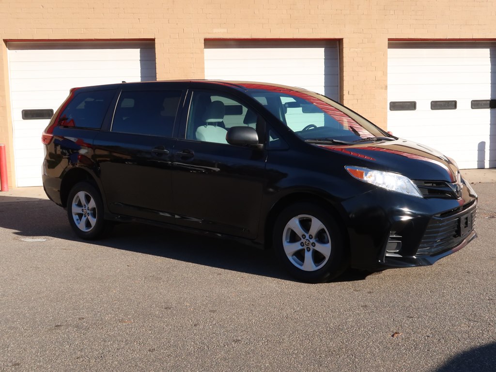 Photo 27 of this TOYOTA SIENNA