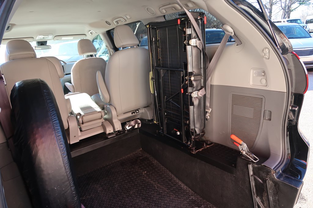 Photo 47 of this TOYOTA SIENNA
