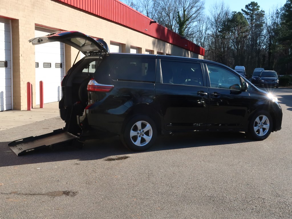 Photo 33 of this TOYOTA SIENNA