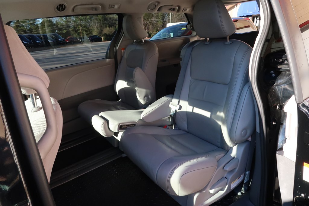 Photo 5 of this TOYOTA SIENNA