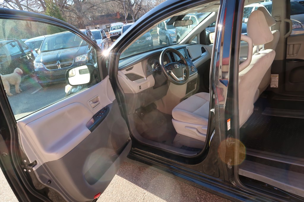 Photo 44 of this TOYOTA SIENNA