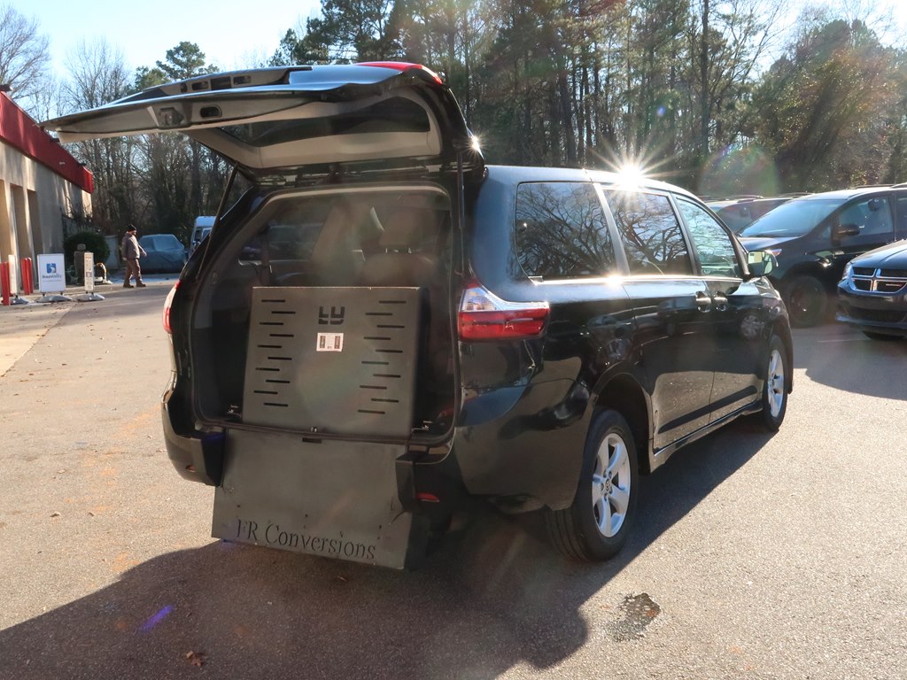 Photo 28 of this TOYOTA SIENNA