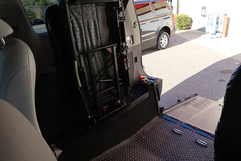 Photo 48 of this TOYOTA SIENNA