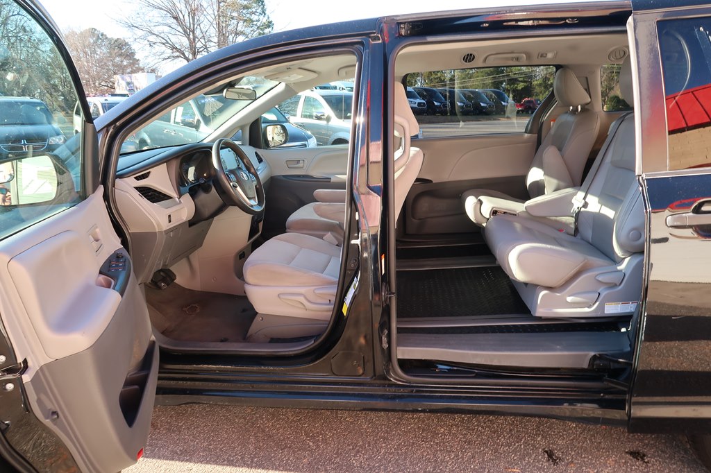 Photo 43 of this TOYOTA SIENNA