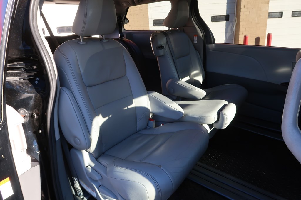 Photo 40 of this TOYOTA SIENNA